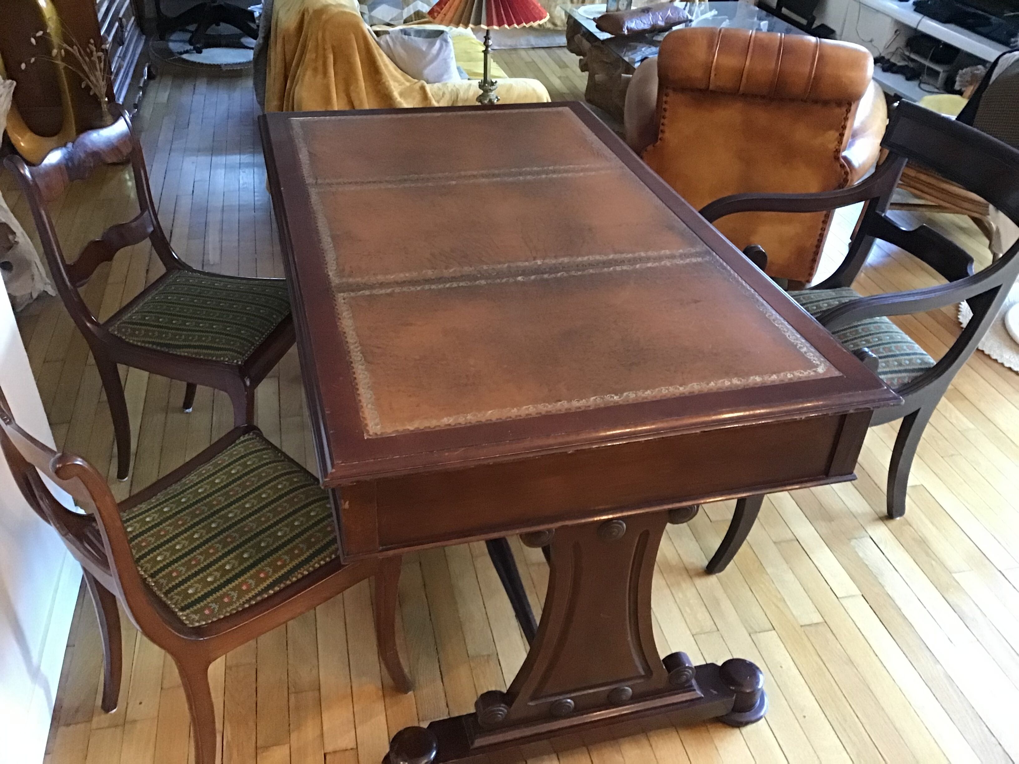 Minister's office and 3 chairs