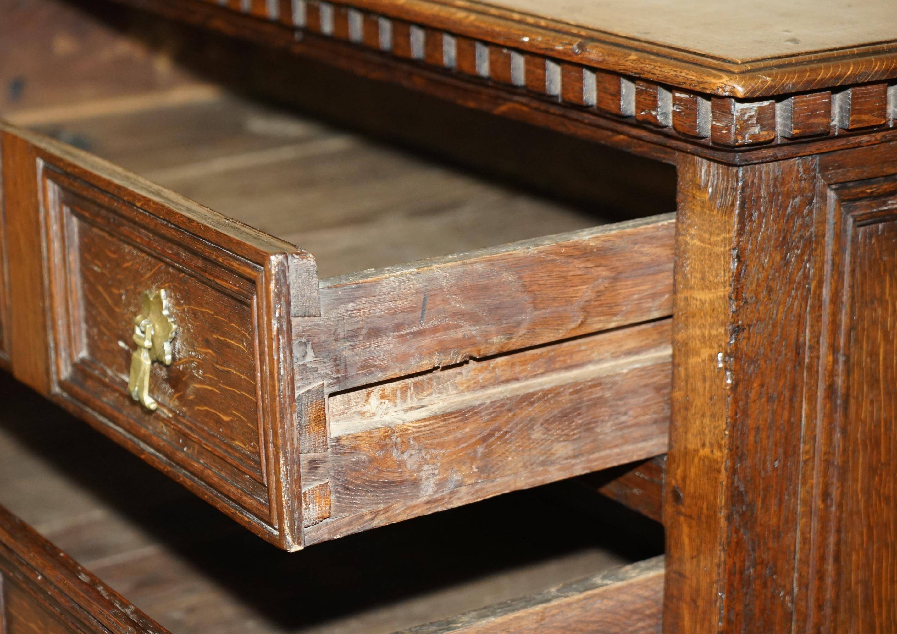 Commode hollandaise en chêne d'époque circa 1720-1740