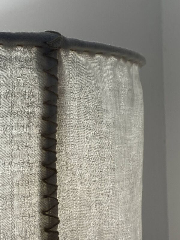 Suspension drap ancien en lin monogramme et oiseau de Georges Braque