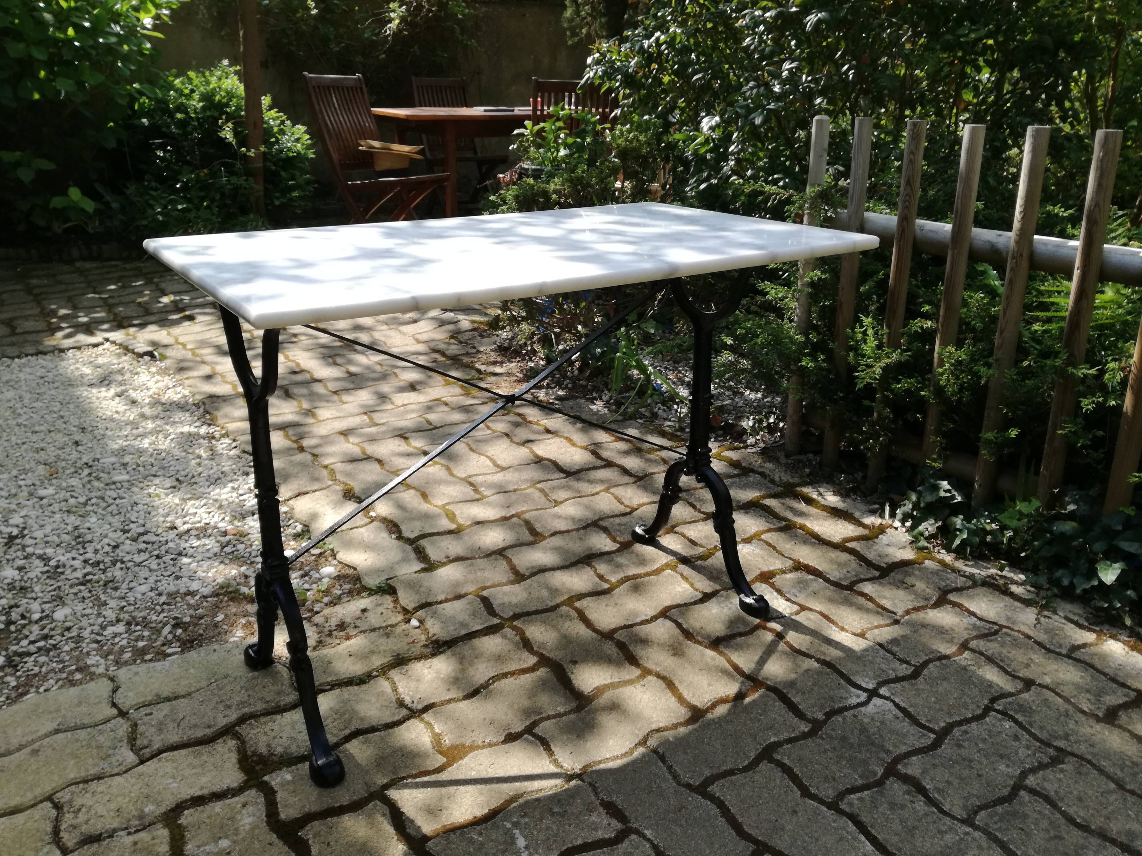 Bistro table in white marble and cast iron 1900