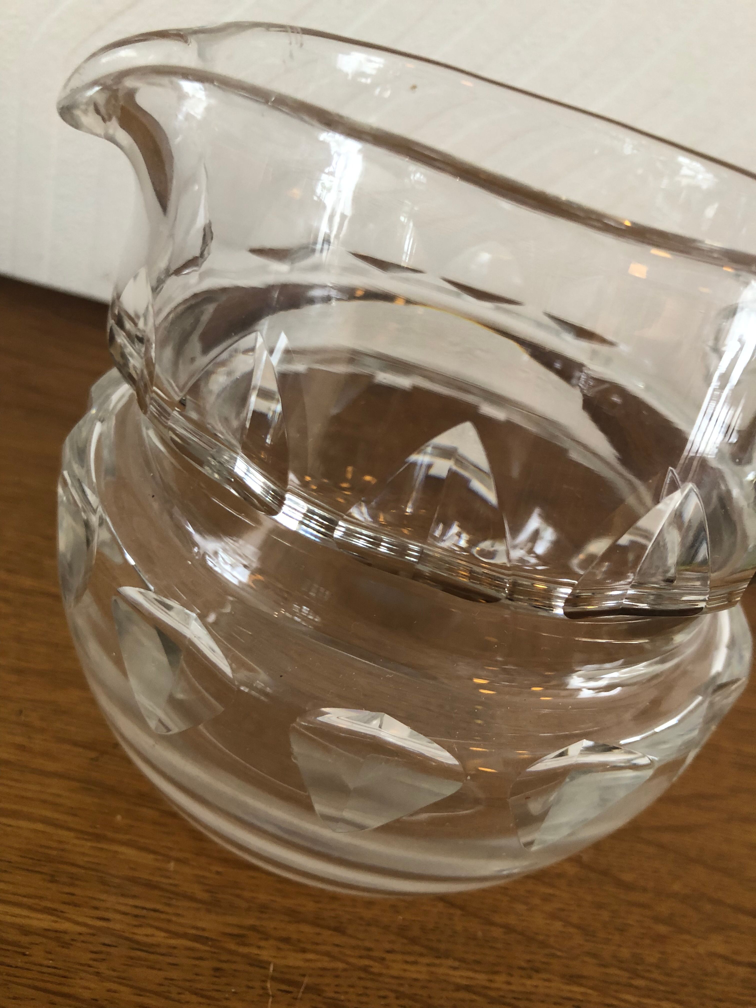 Cruche en verre taillé avec anse