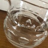 Cruche en verre taillé avec anse