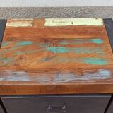 Petite commode en bois coloré et tiroirs en métal
