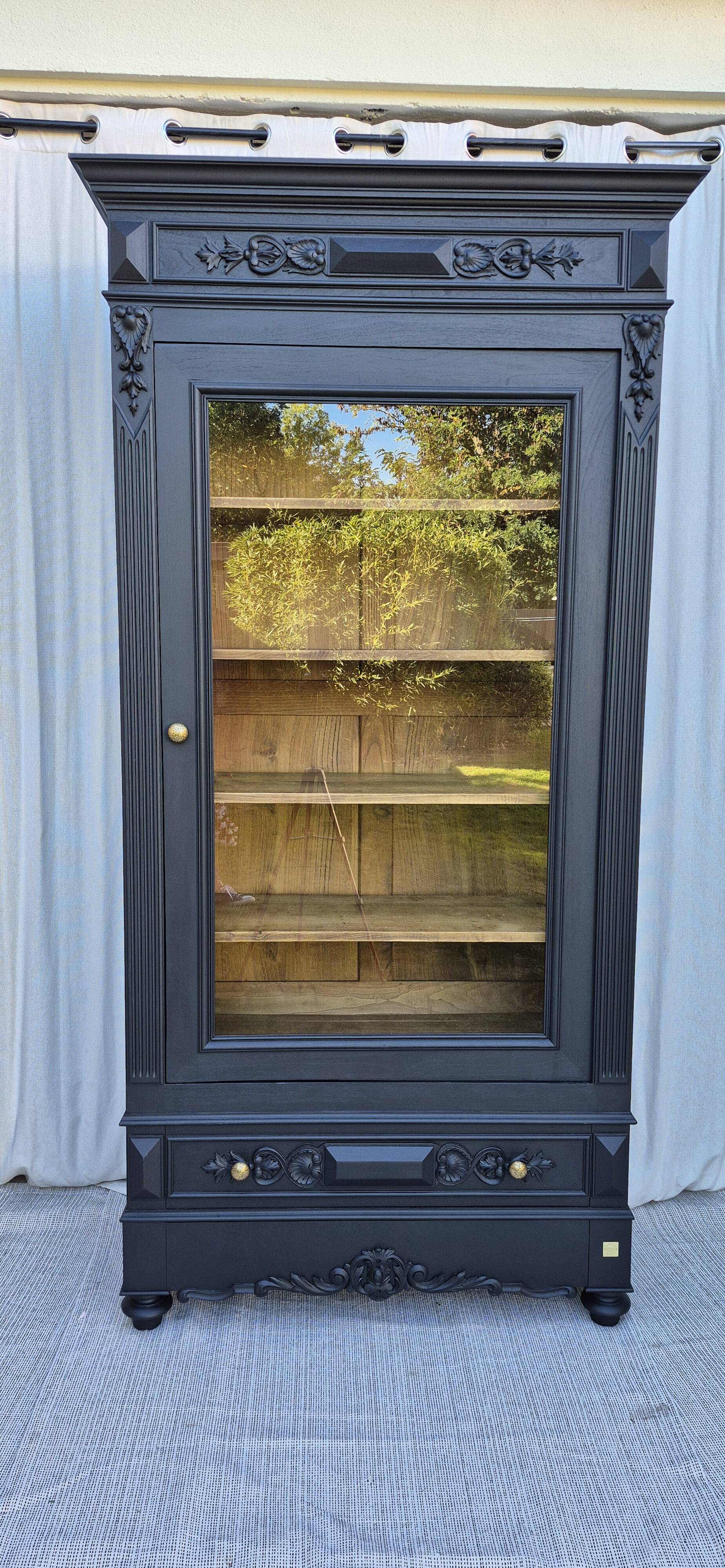 Glass-fronted dresser