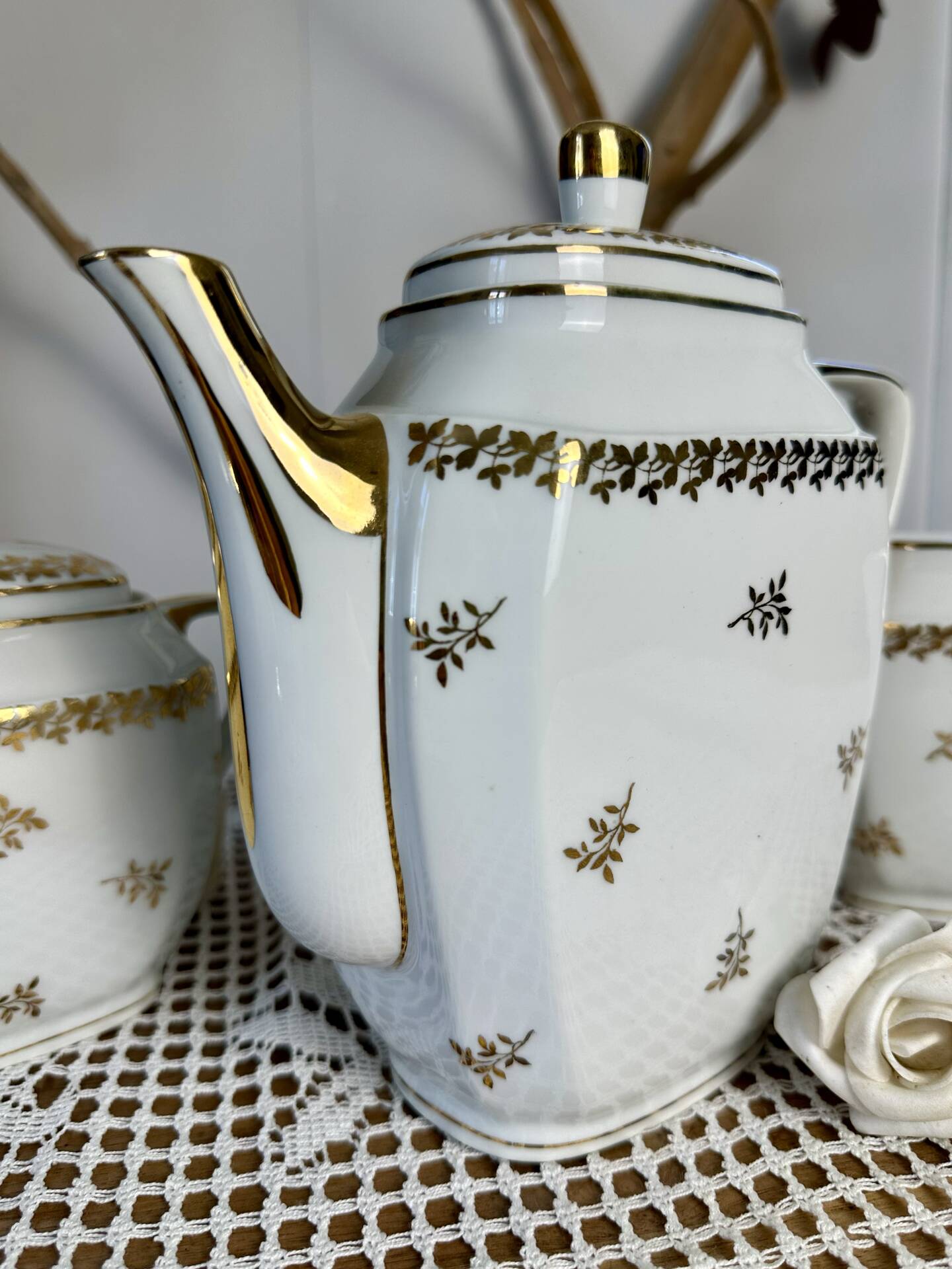 Three-piece tea or coffee service in Limoges porcelain by Singer, years.