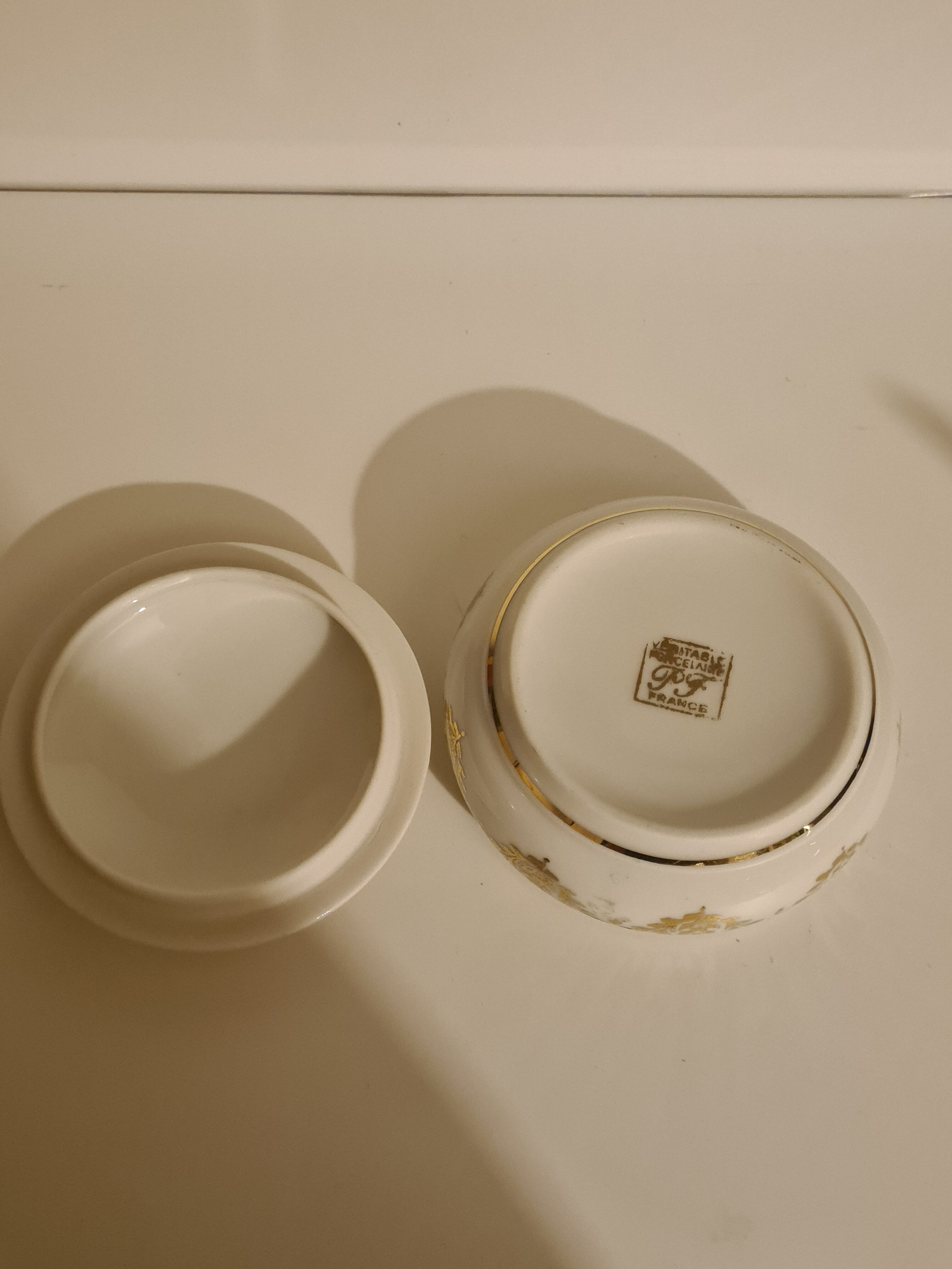 Porcelain bonbonnière PF white and gold