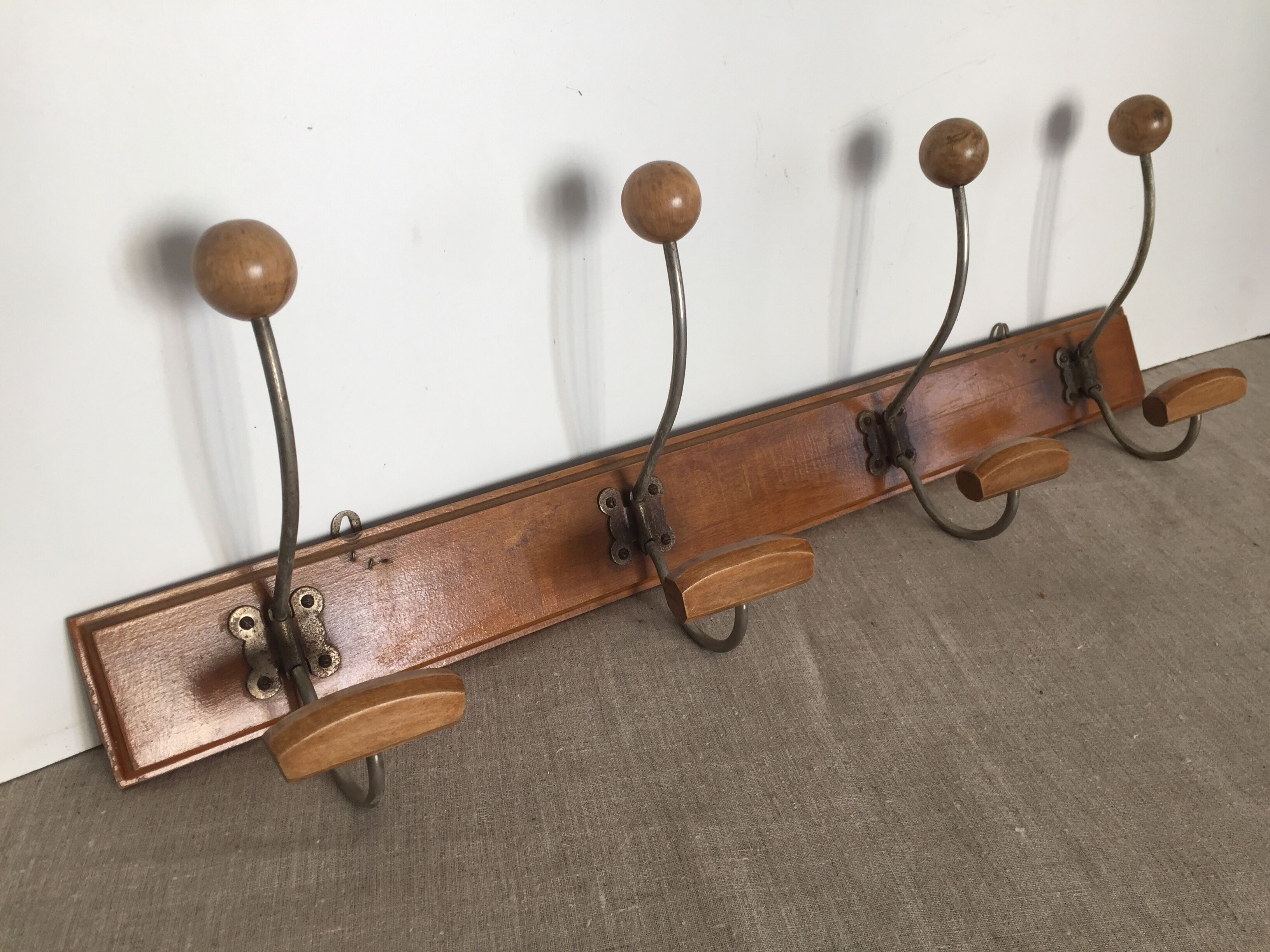 Curved coat hanger, 4 double patères