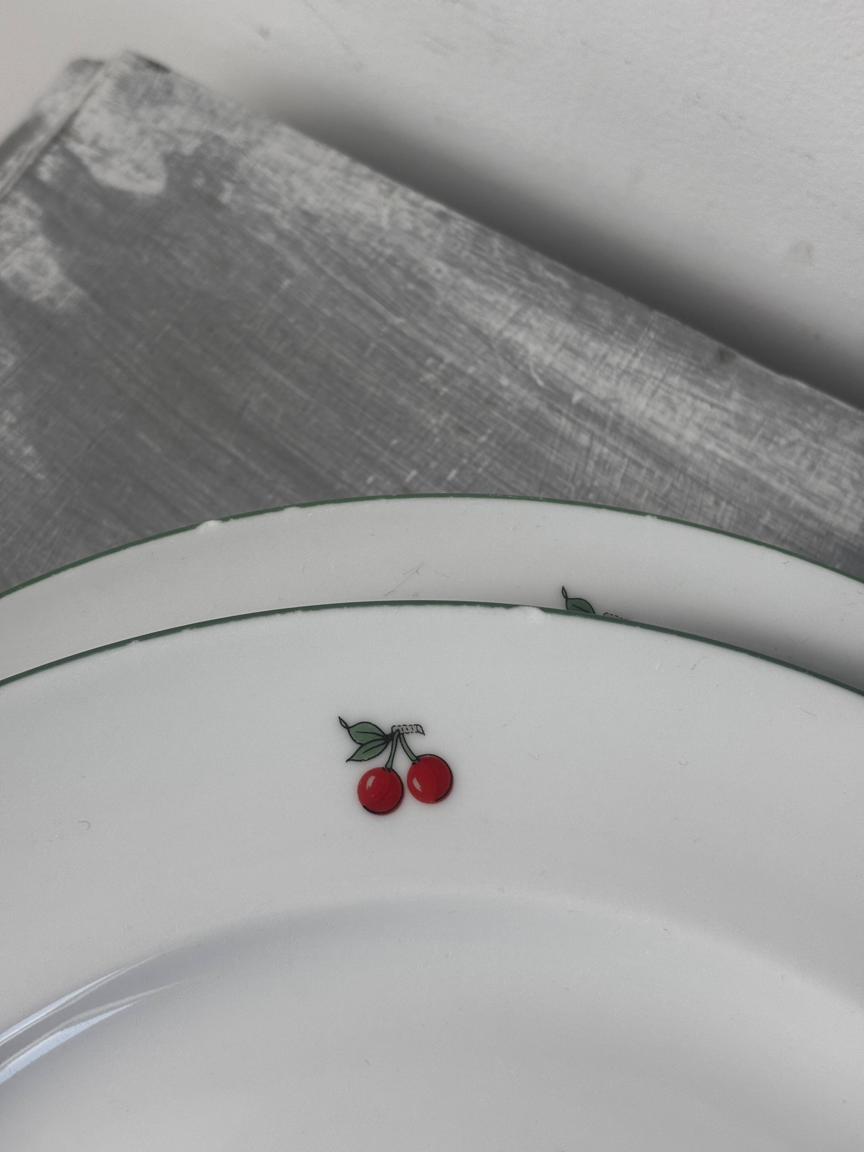 Set of 7 flat plates in porcelain Tables & Colours cherries