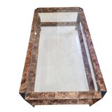 Table basse années 80 en métal gainé imitation loupe de noyer.