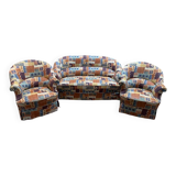 Salon crapaud comprenant un canapé et une paire de fauteuils