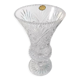 Vase en cristal taillé main sur piédouche