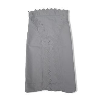 Taie d'enfant demi cercle en toile blanche monogramée