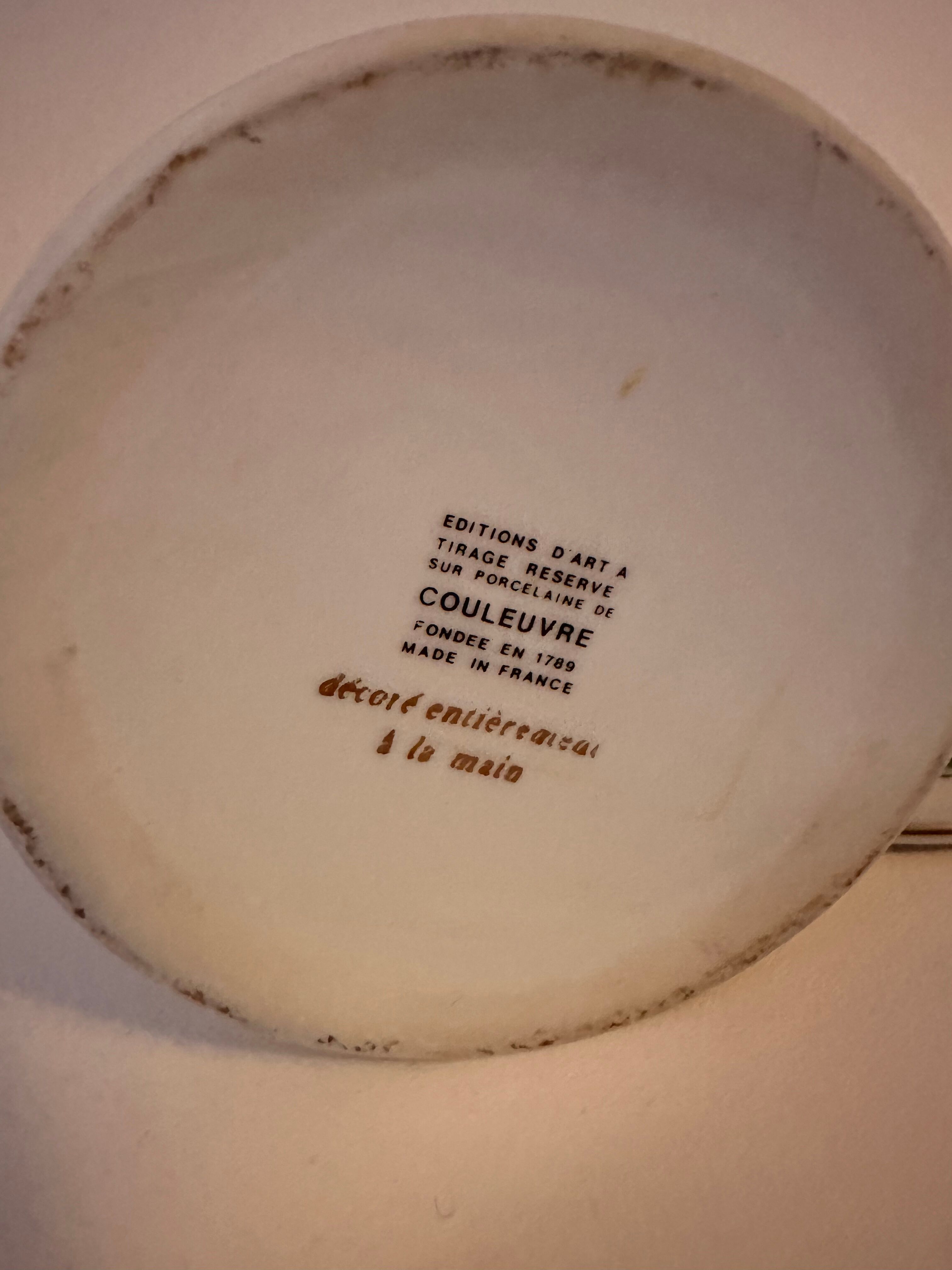 Porcelain pot in the colors of Napoleon with lid