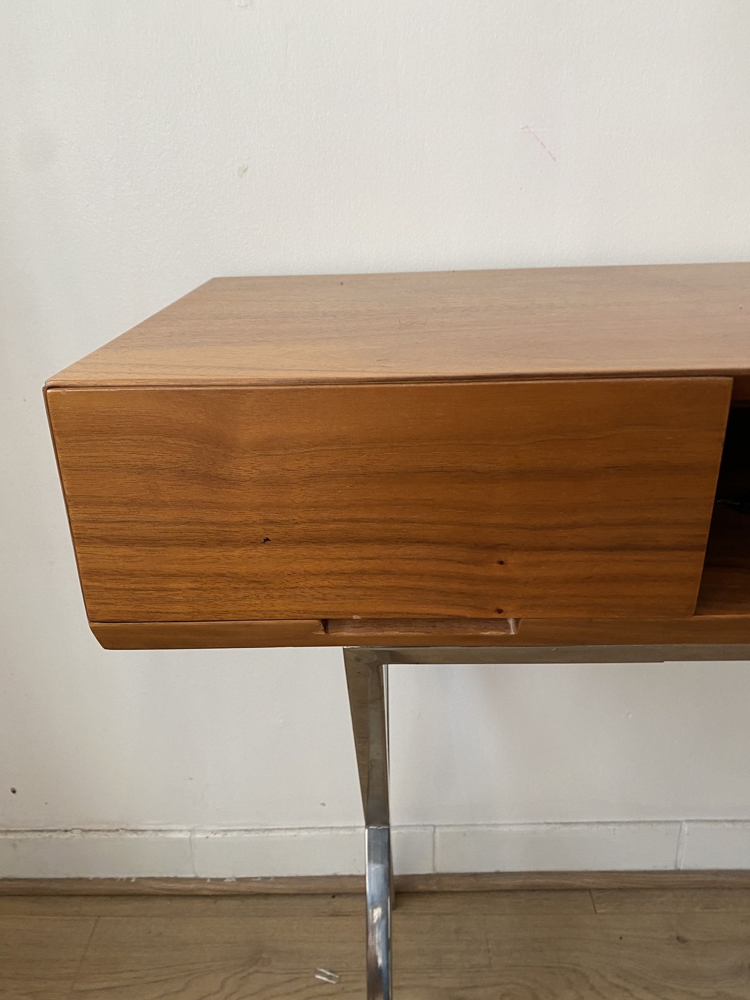 Bureau en noyer design années 70 marais international