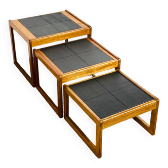 Table gigogne en teck et carrelage