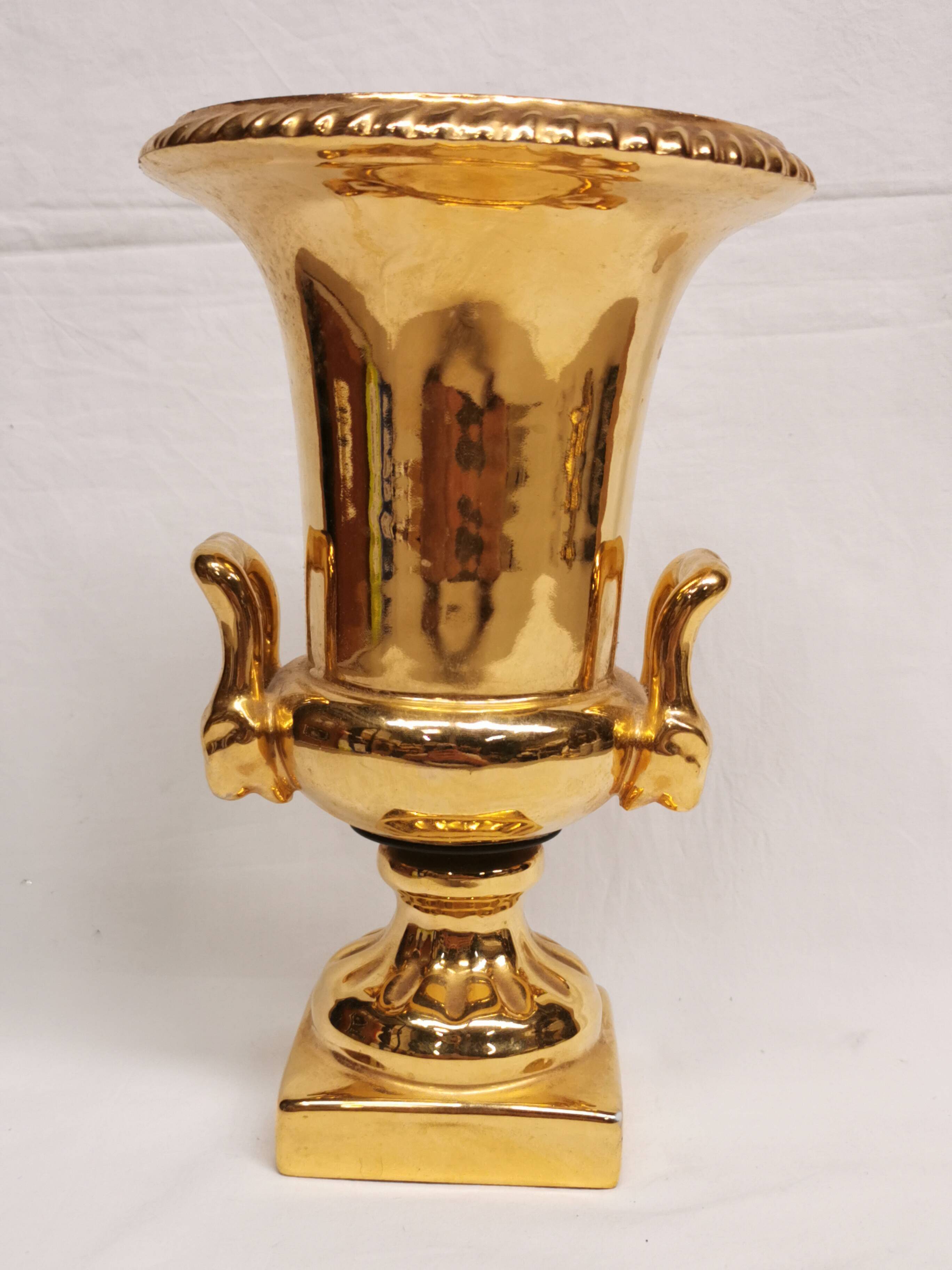 Medici-shaped vase in gilded Paris porcelain.