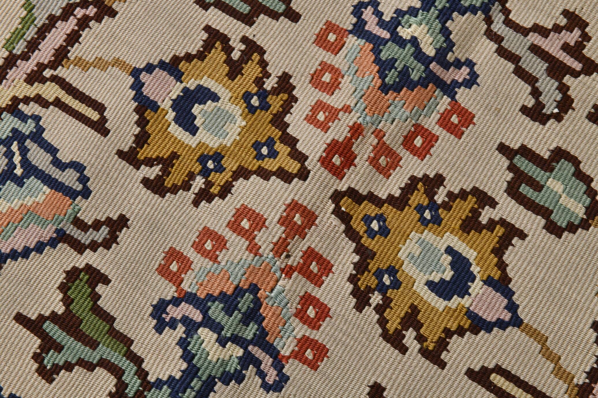 Kilim persan tons crème et bordeaux, motifs floraux élégants vintage