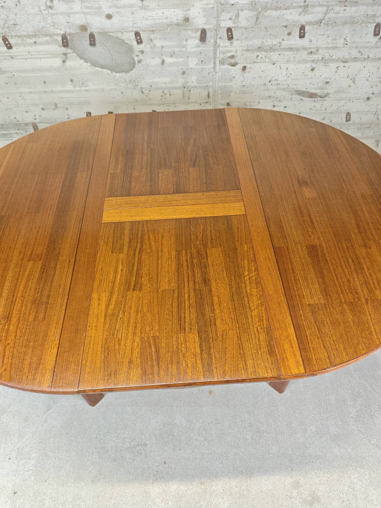 Extendable round table