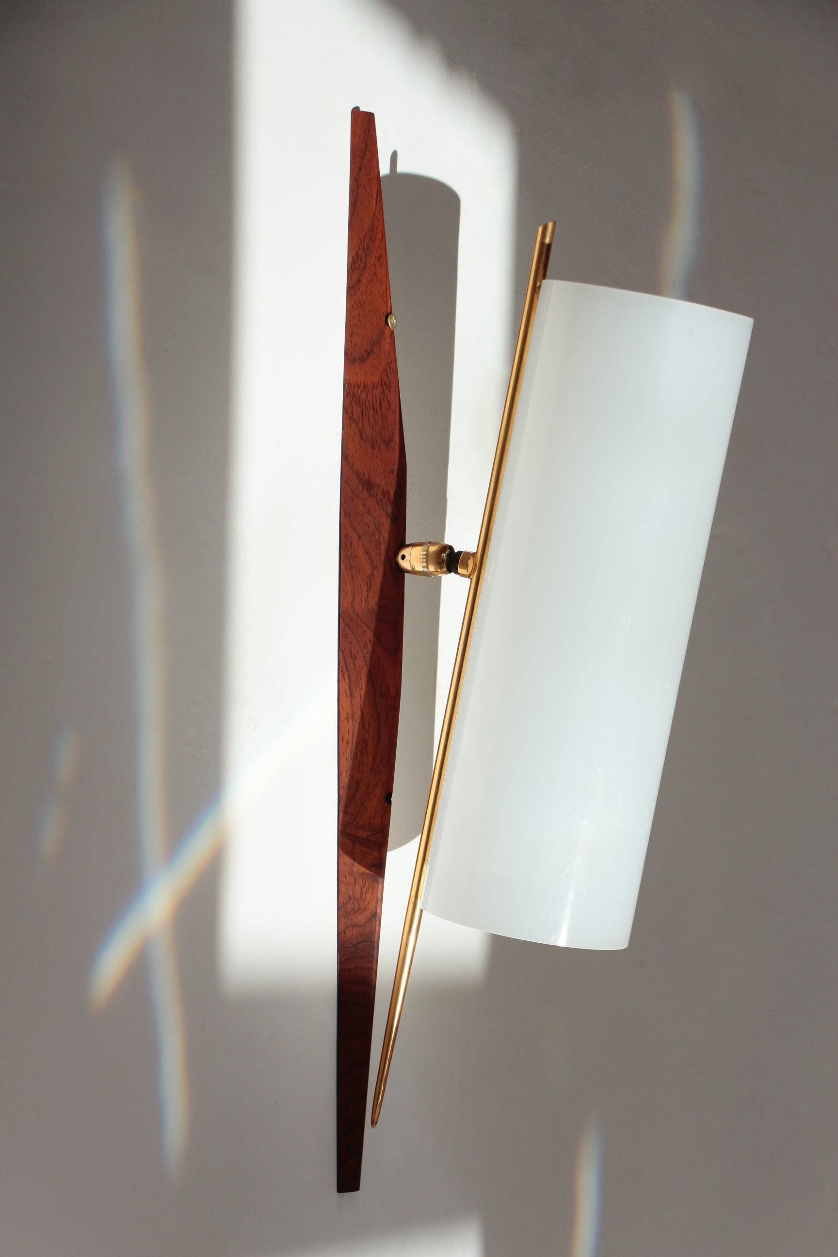 Modernist adjustable wall lights in teak and brass – 1950