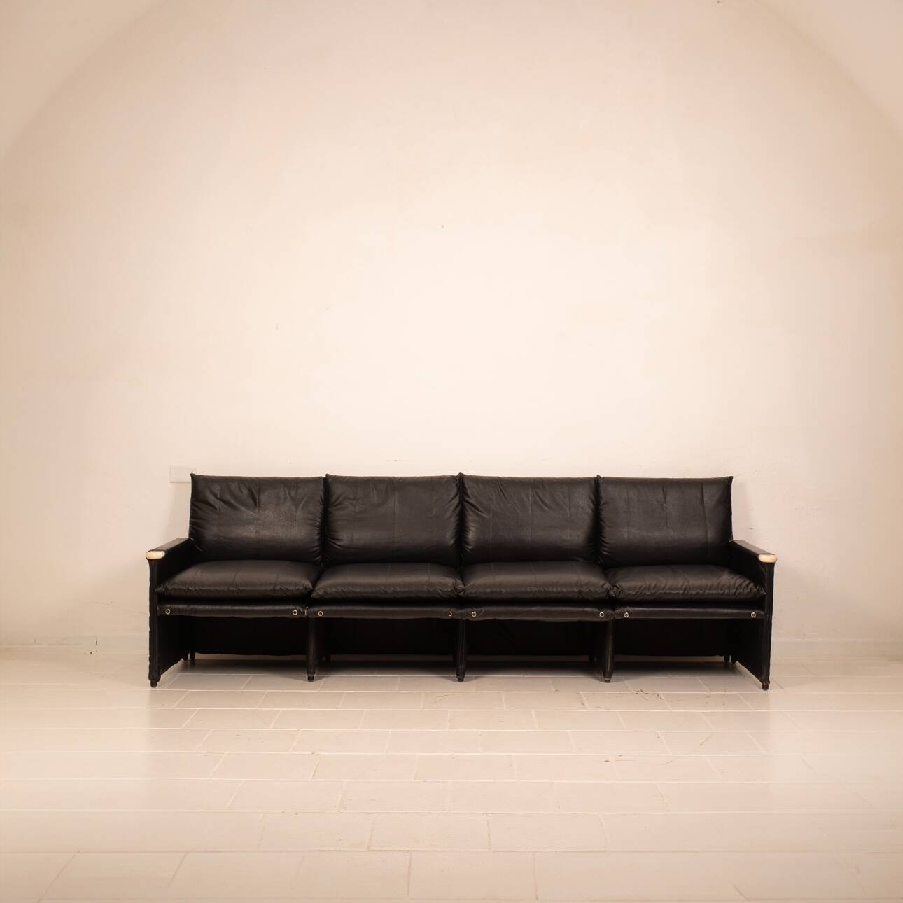 Divano "Minni" di A. Mazzoni D. Stelle e G. Gualtierotti per Giovannetti