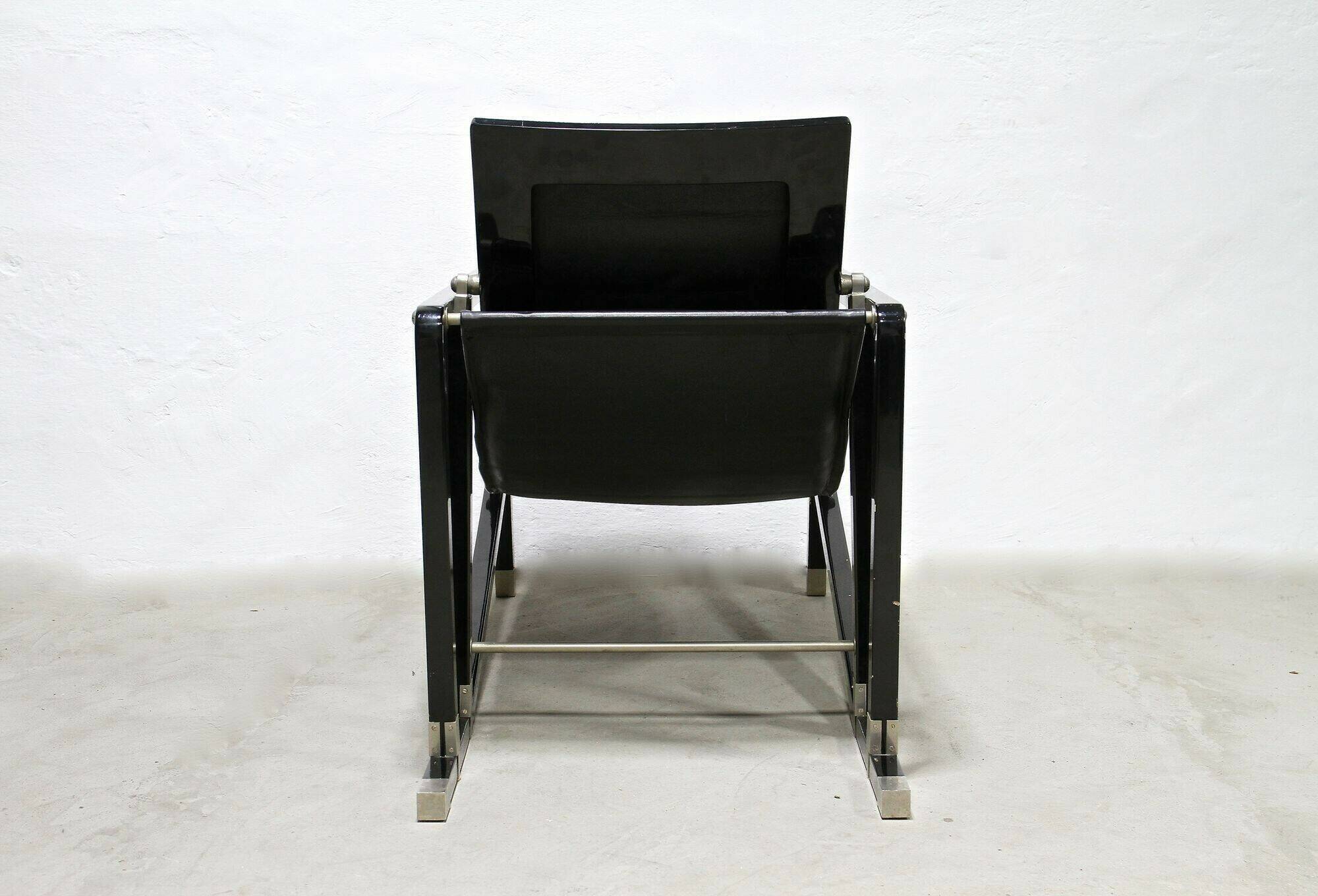 Black leather chaise longue, Eileen Gray design, 1927, France, circa 1975.