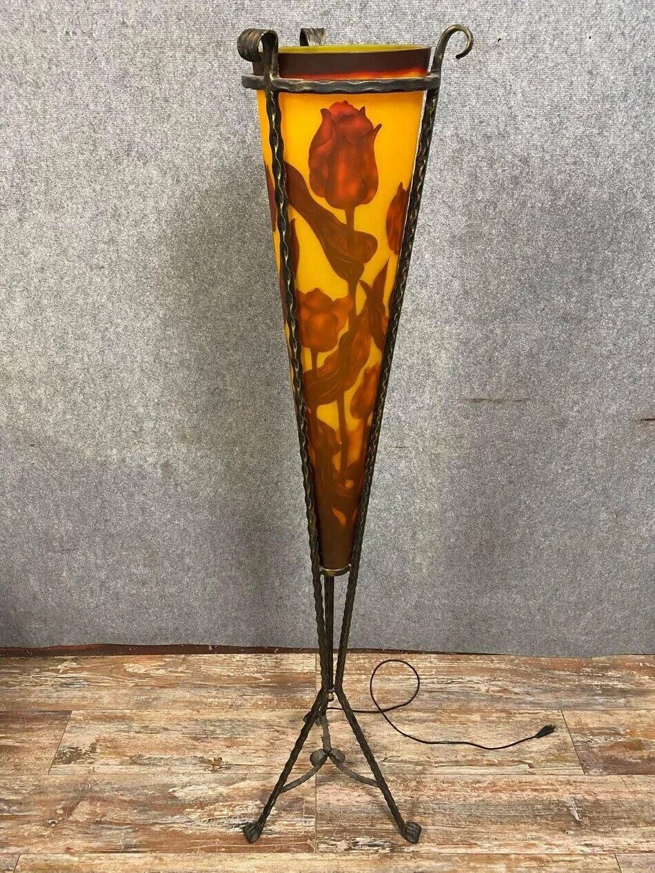 Important Art Nouveau street lamp in wrought iron and glass paste.