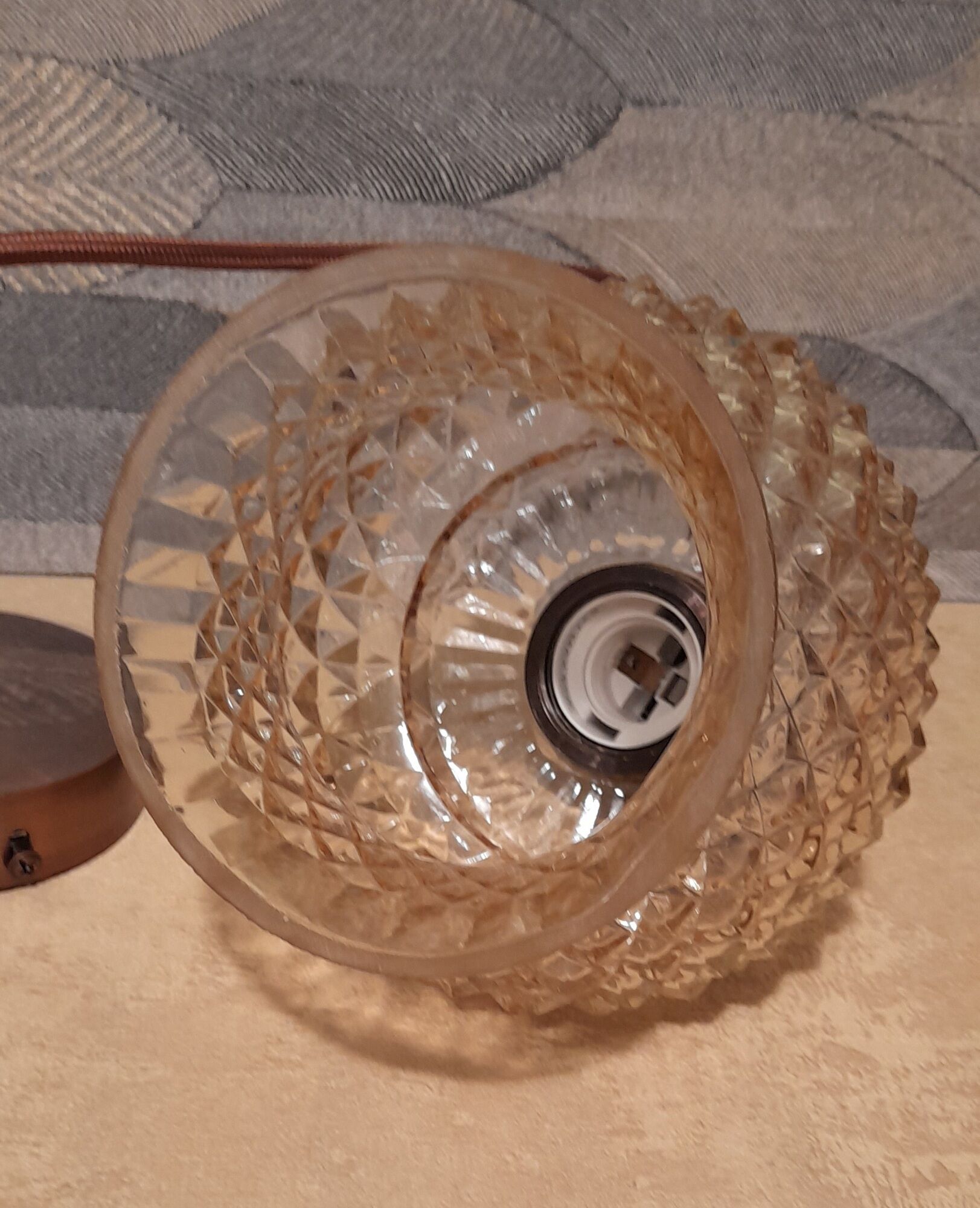 Suspension luminaire tulipe en verre pointe diamant vers 1950's