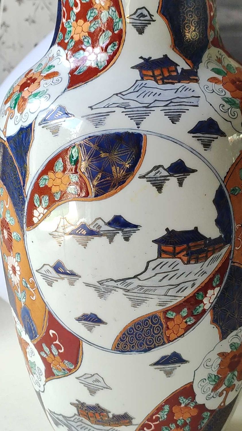 Chinese baluster vase in glazed ceramics. Wild, floral nature. Imari style. 32 cm