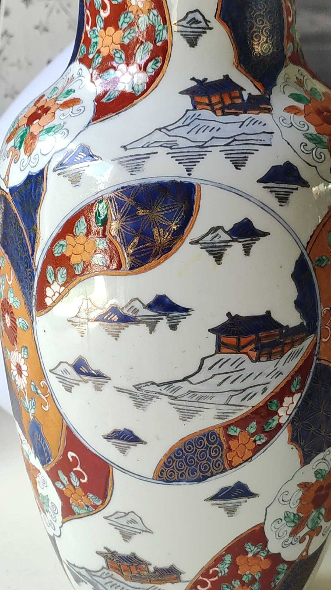 Chinese baluster vase in glazed ceramics. Wild, floral nature. Imari style. 32 cm