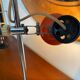 Lampe de bureau en métal laqué orange et chrome