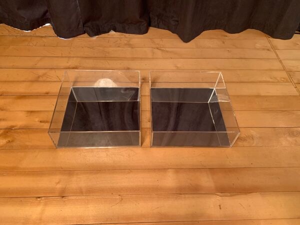 Paire d’étagères en lucite des années 1970