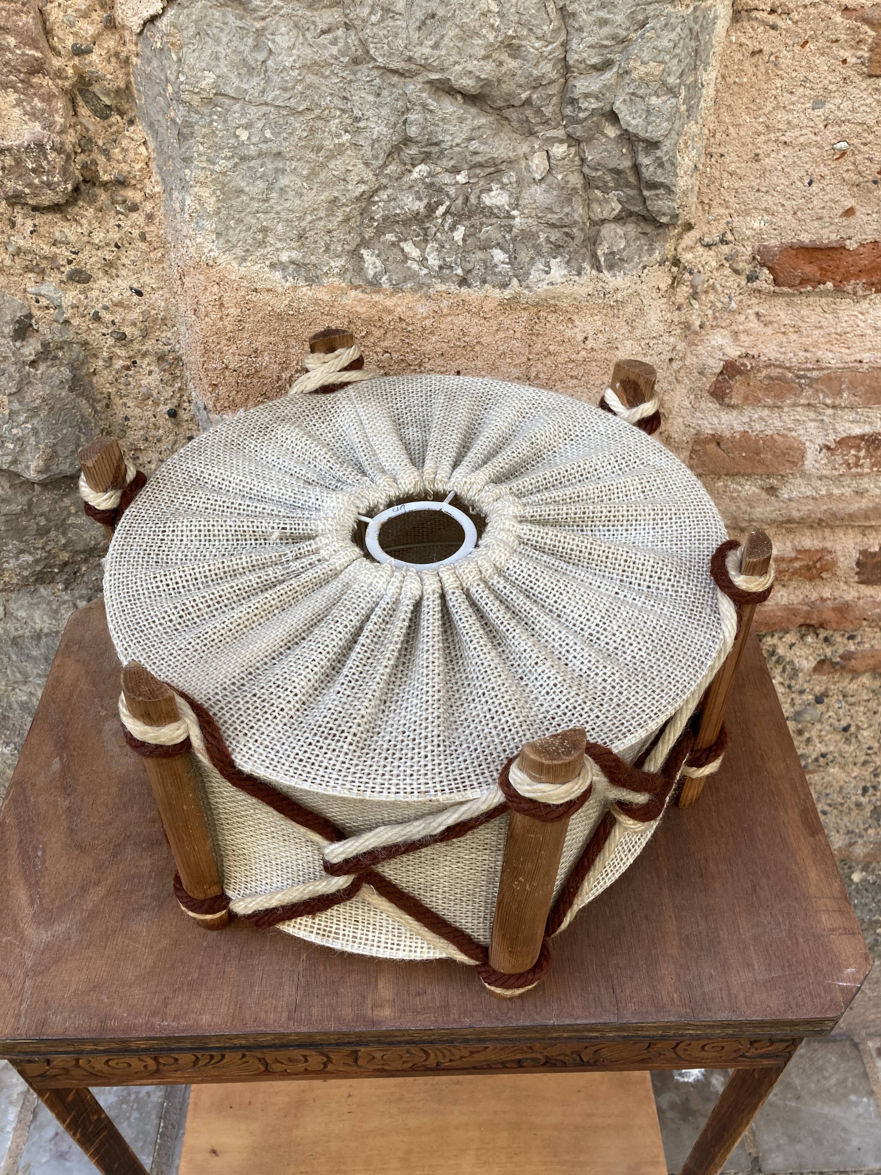 Suspension en laine et bois