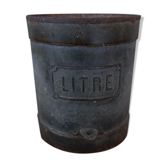 Old metal fishmonger measure box