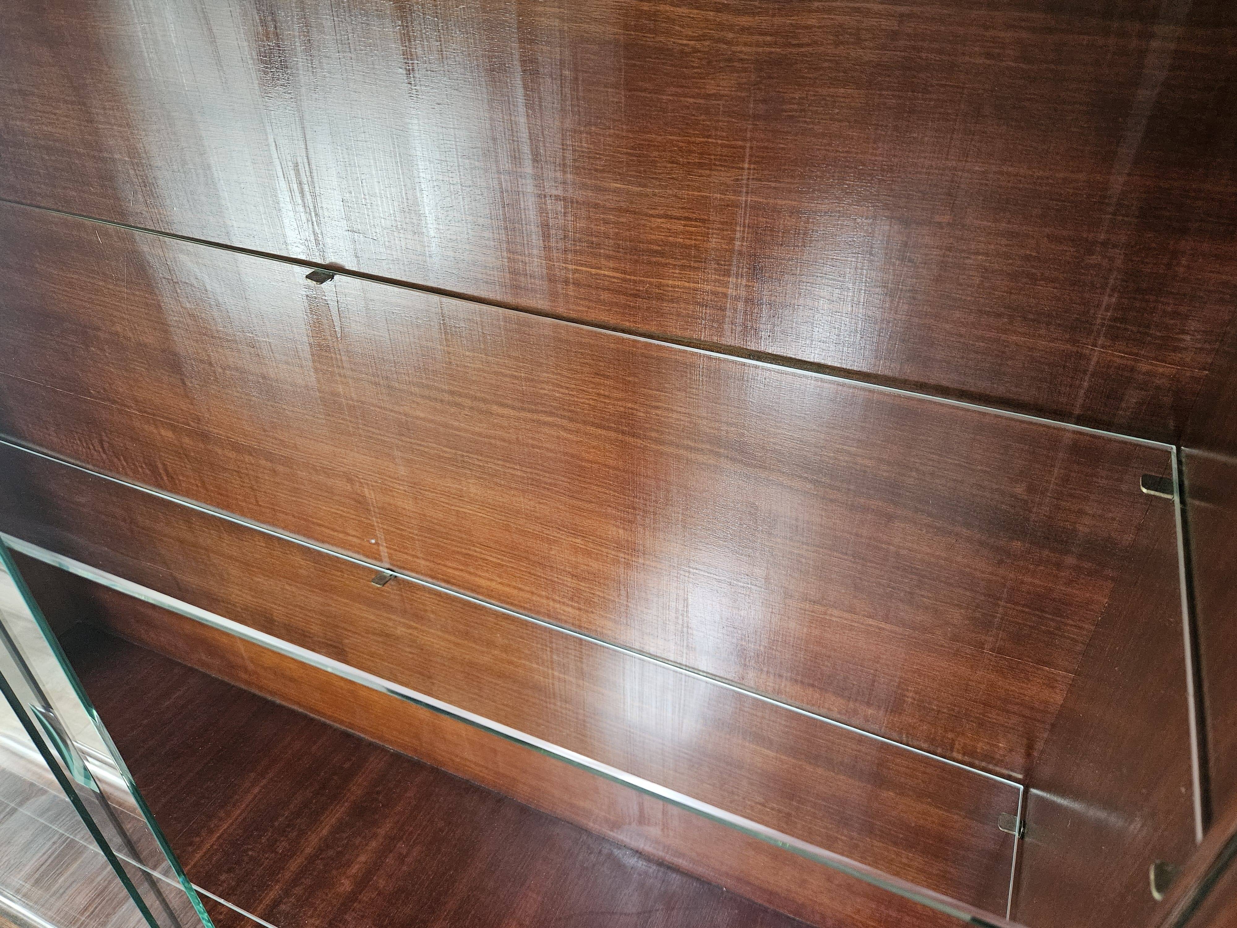 Vitrine Art Déco des années 1930 en noyer et racine de noyer