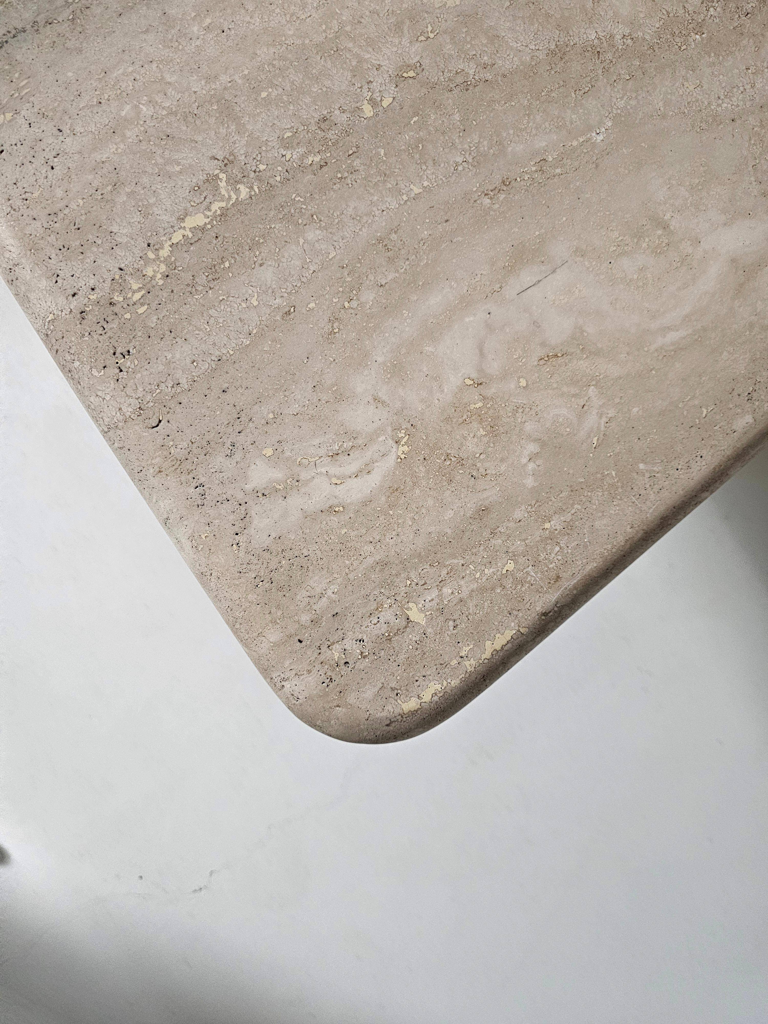 Sculptural coffee table in Italian travertine from the 1970s.