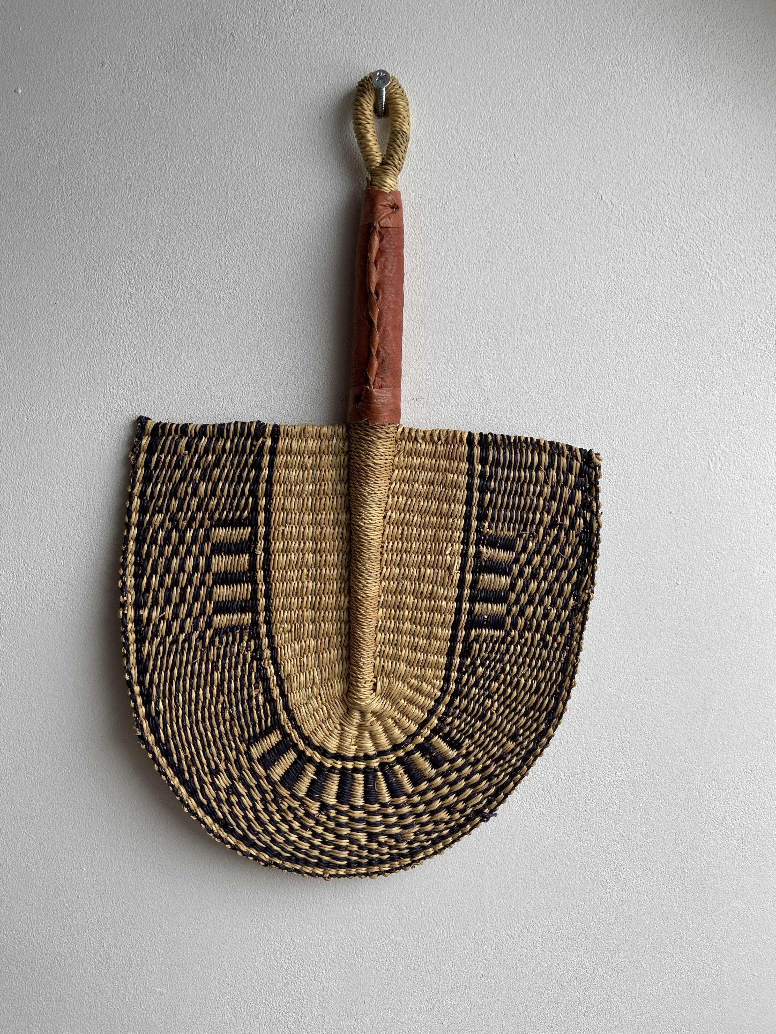 4 raffia fans