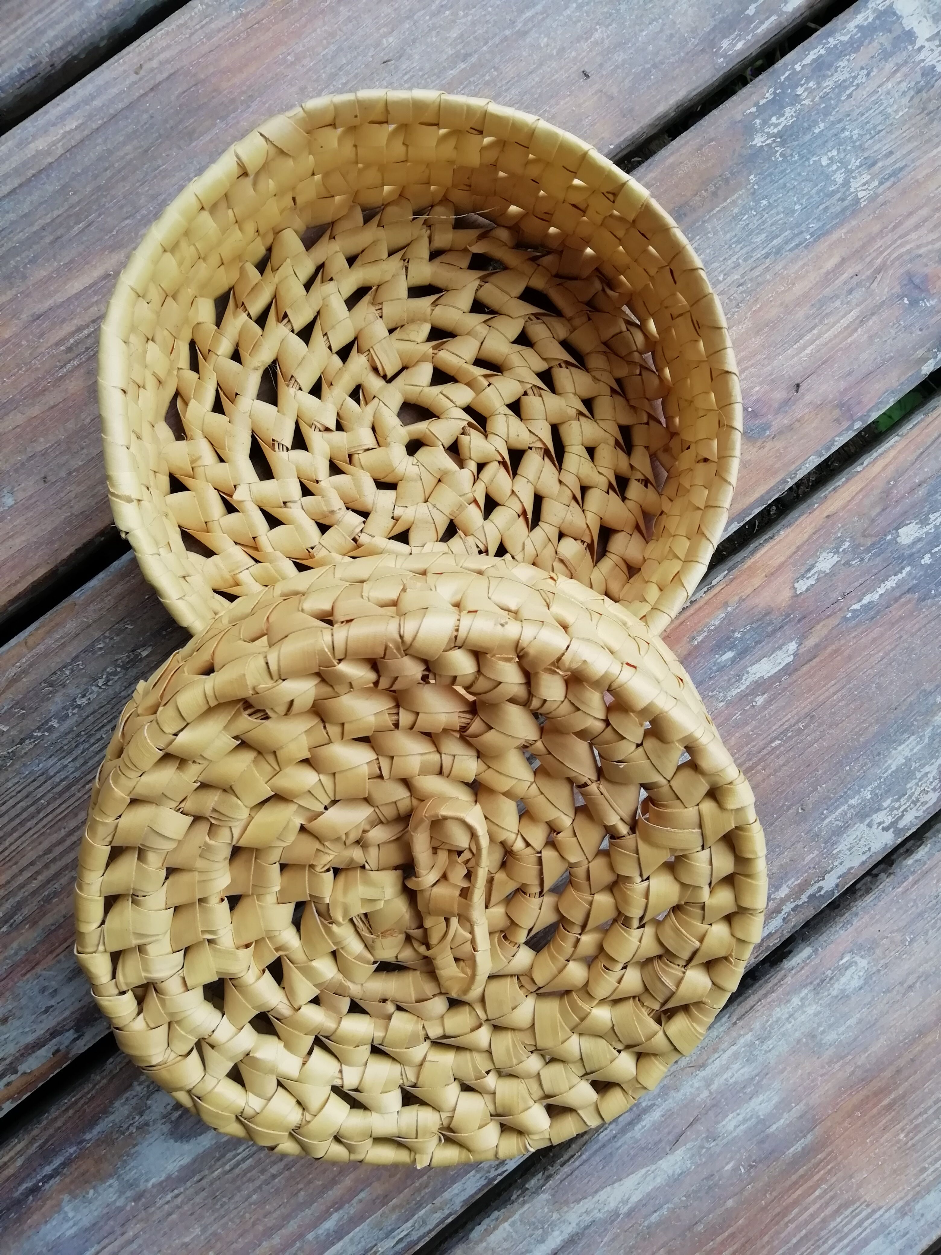 Round palm leaf basket