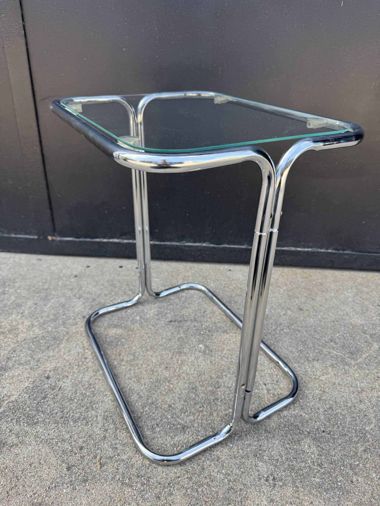 Chrome tubular metal side table from the 1980s.