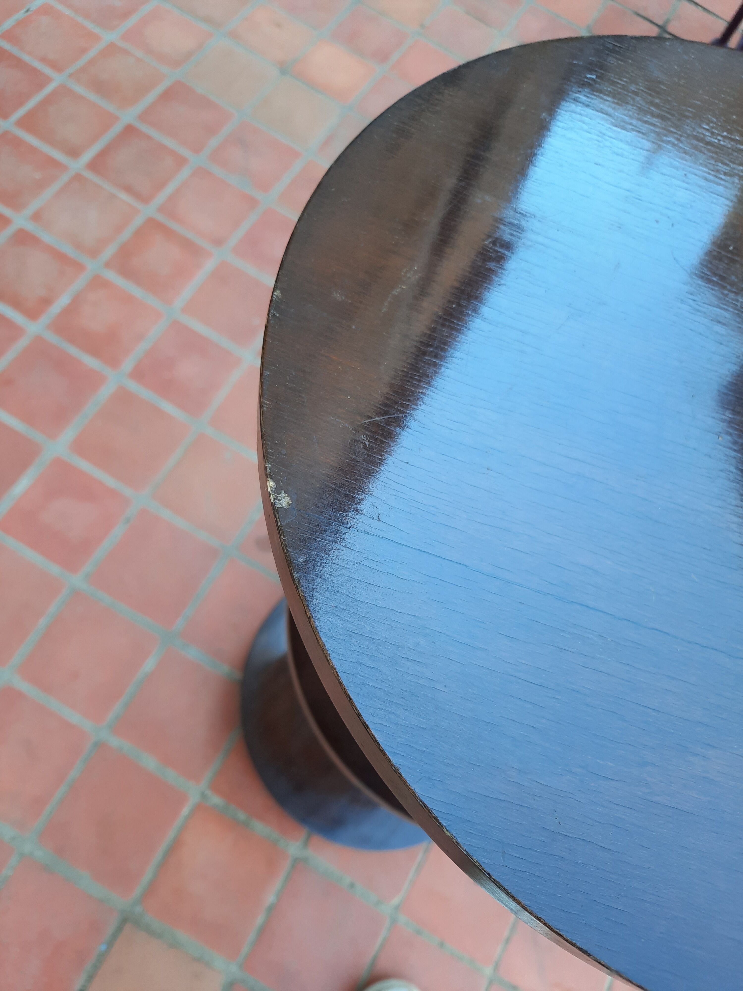 Art Deco-style sellette