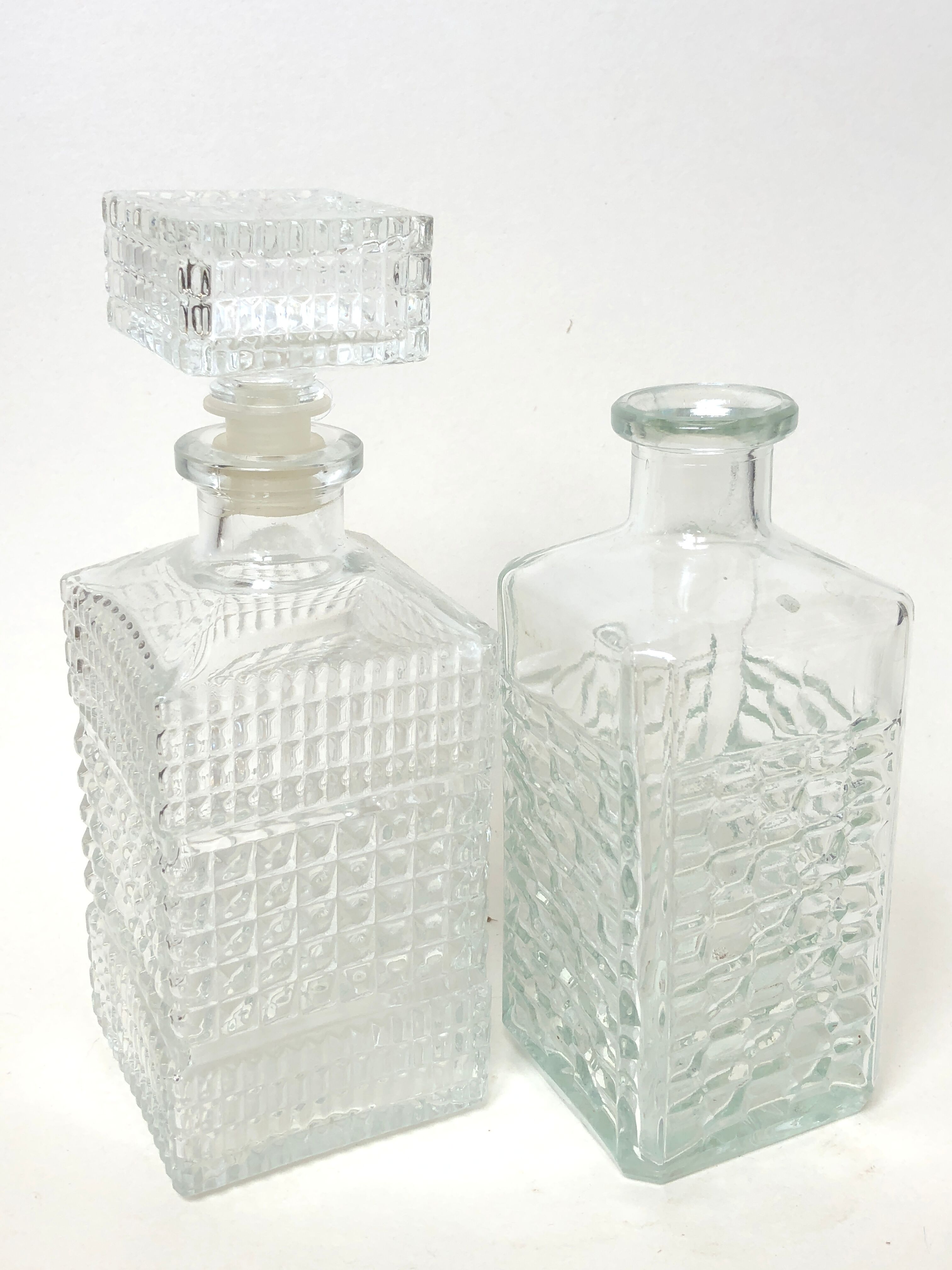 Ensemble de 2 bouteilles en verre ciselé