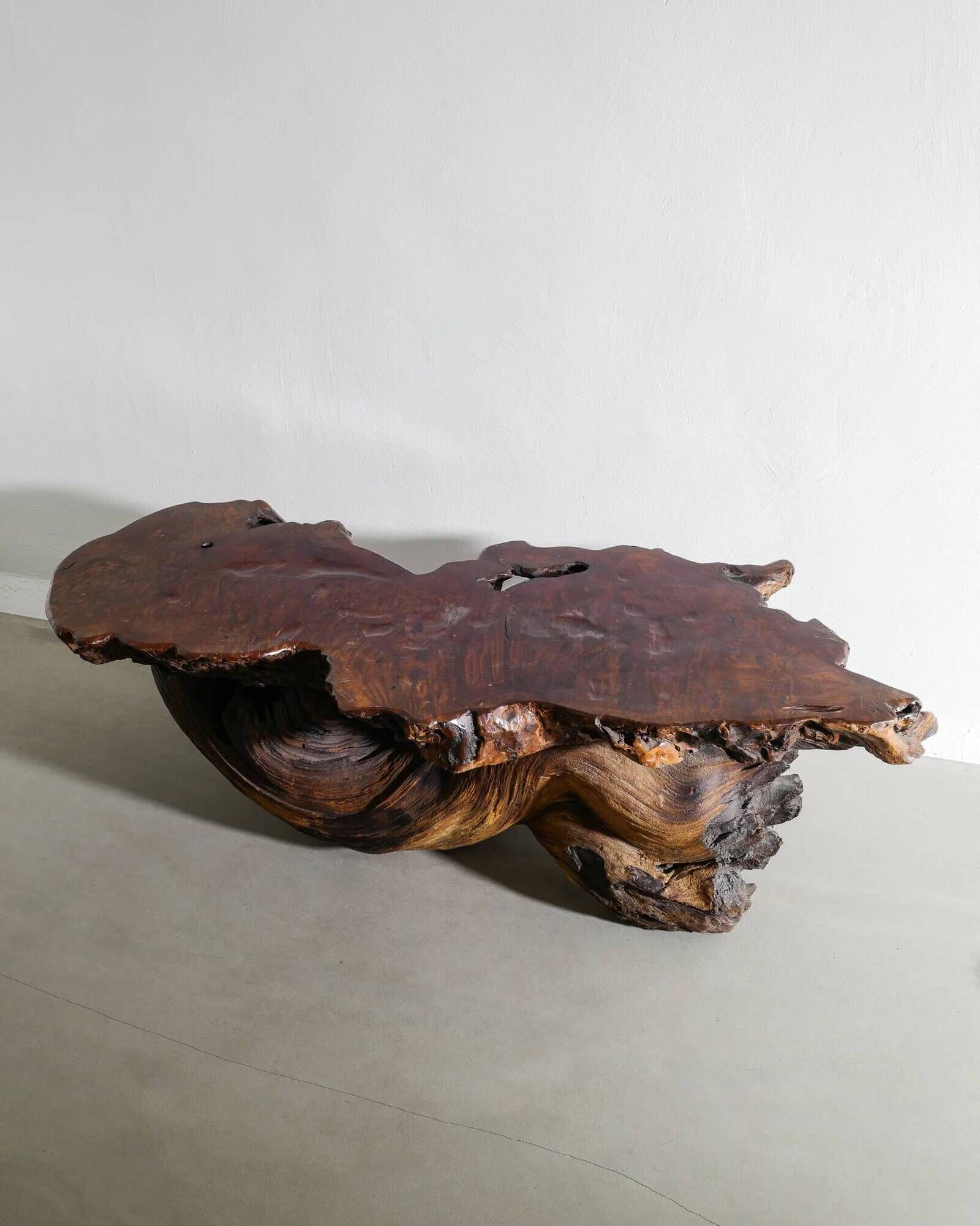 Table d'appoint sculpturale en bois brutaliste française, années 1960
