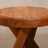 Tabouret Pierre Chapo S31 'Modèle A' en orme massif, France