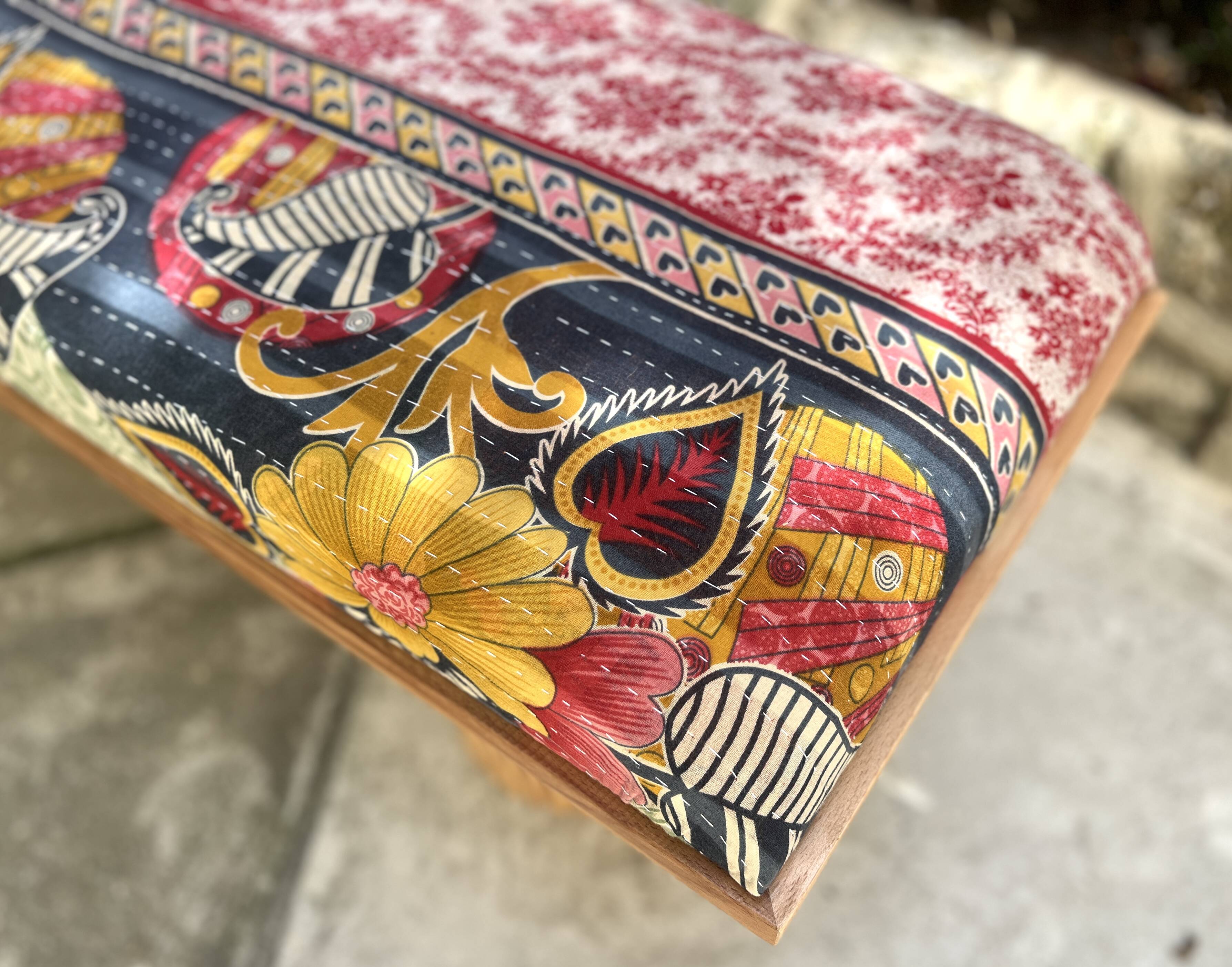 Banc en bois massif de manguier et assise Kantha traditionnel