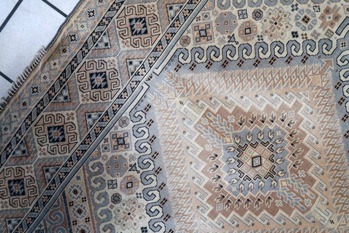 Kilim Shirvan caucasien vintage, 136 cm x 160 cm, années 1950