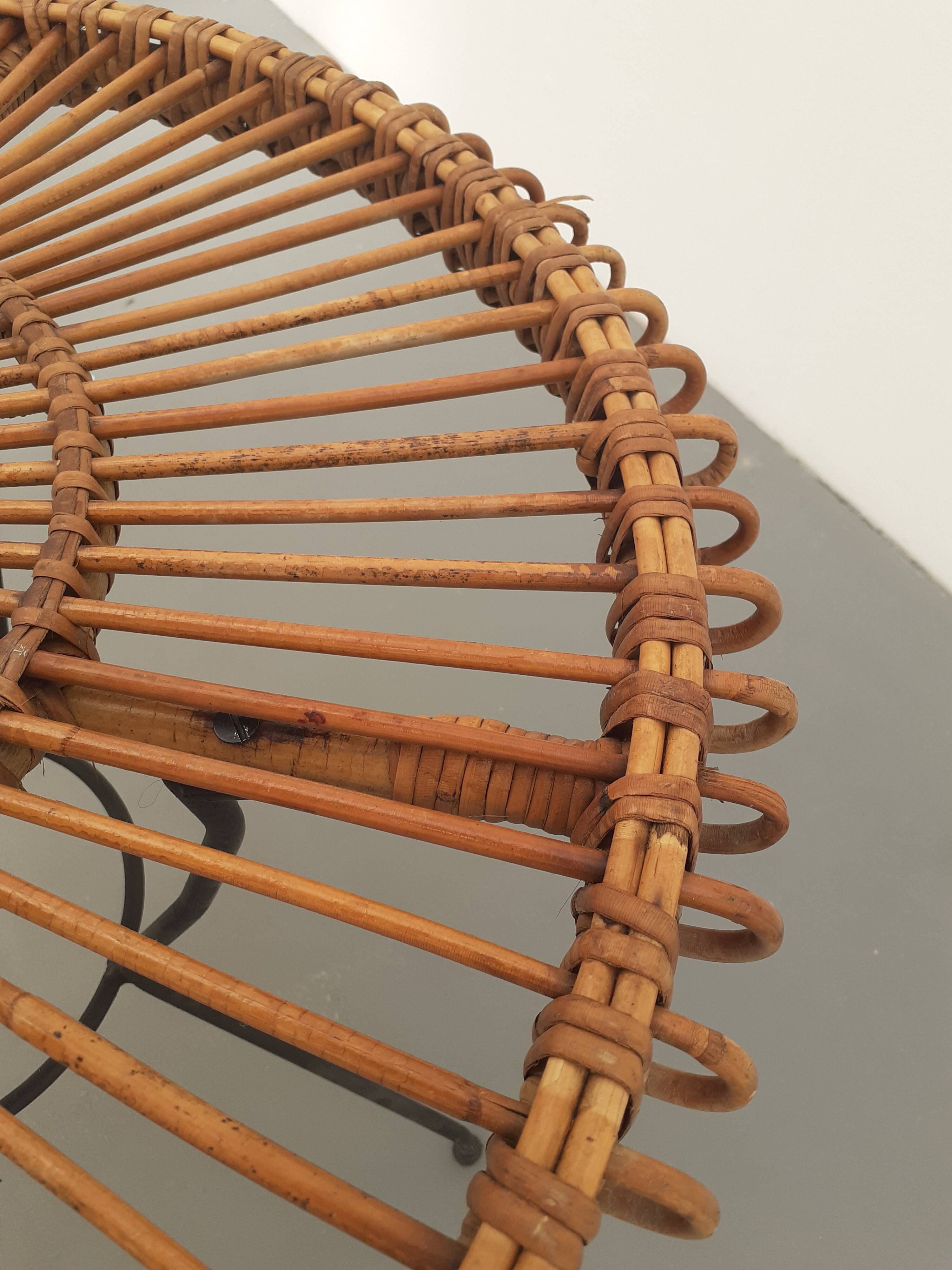 Rattan table with metal leg