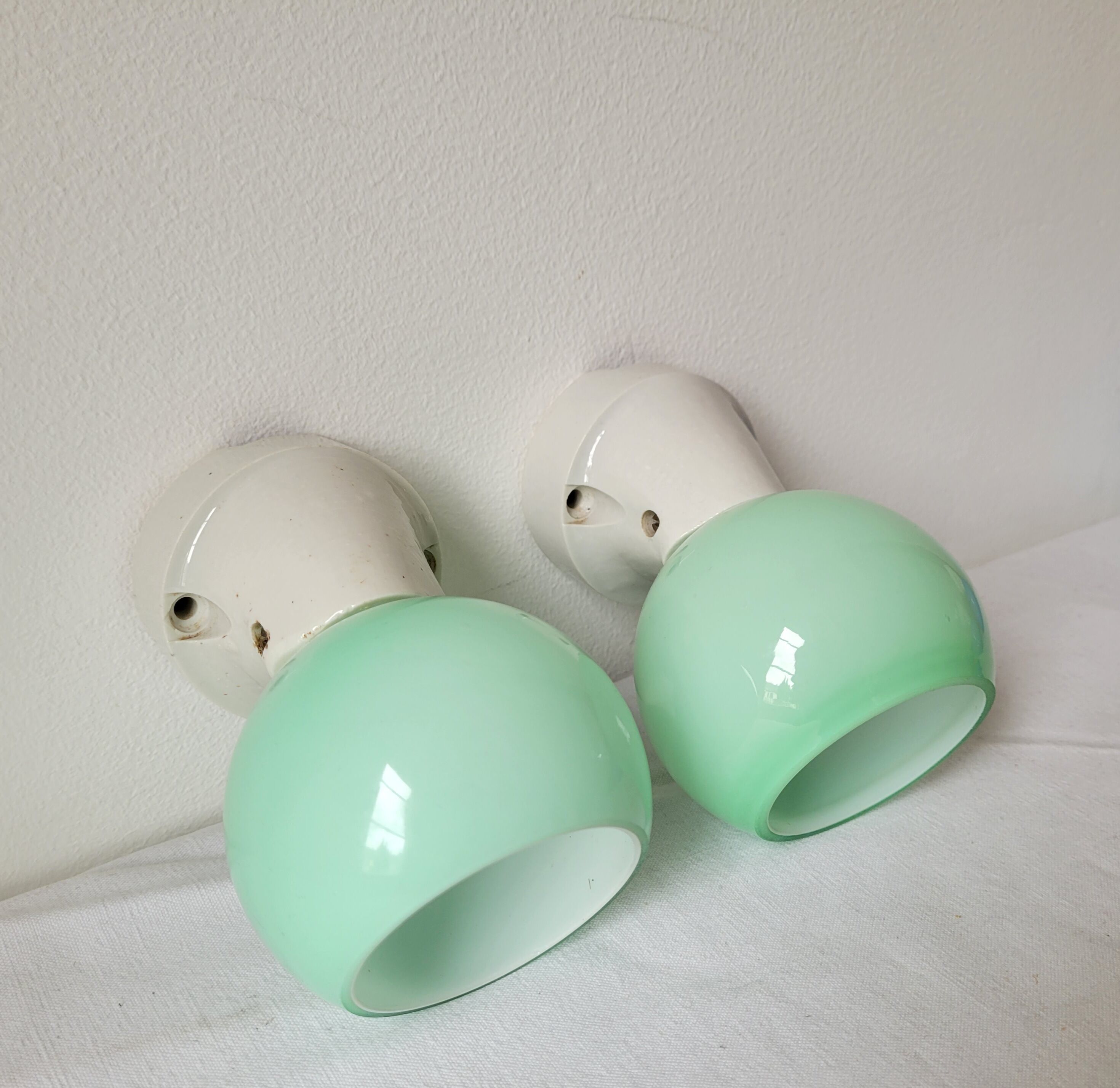 Duo of wall lamps in porcelain and green opaline
