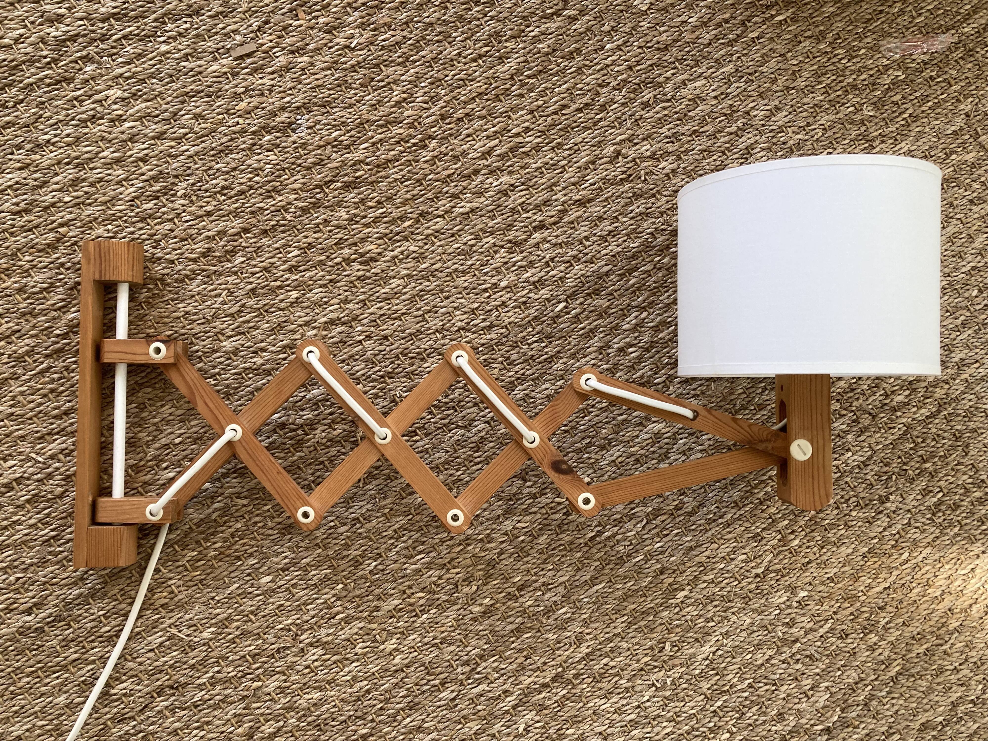 Extendable wall lamp in Scandinavian wood