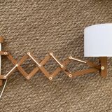 Extendable wall lamp in Scandinavian wood