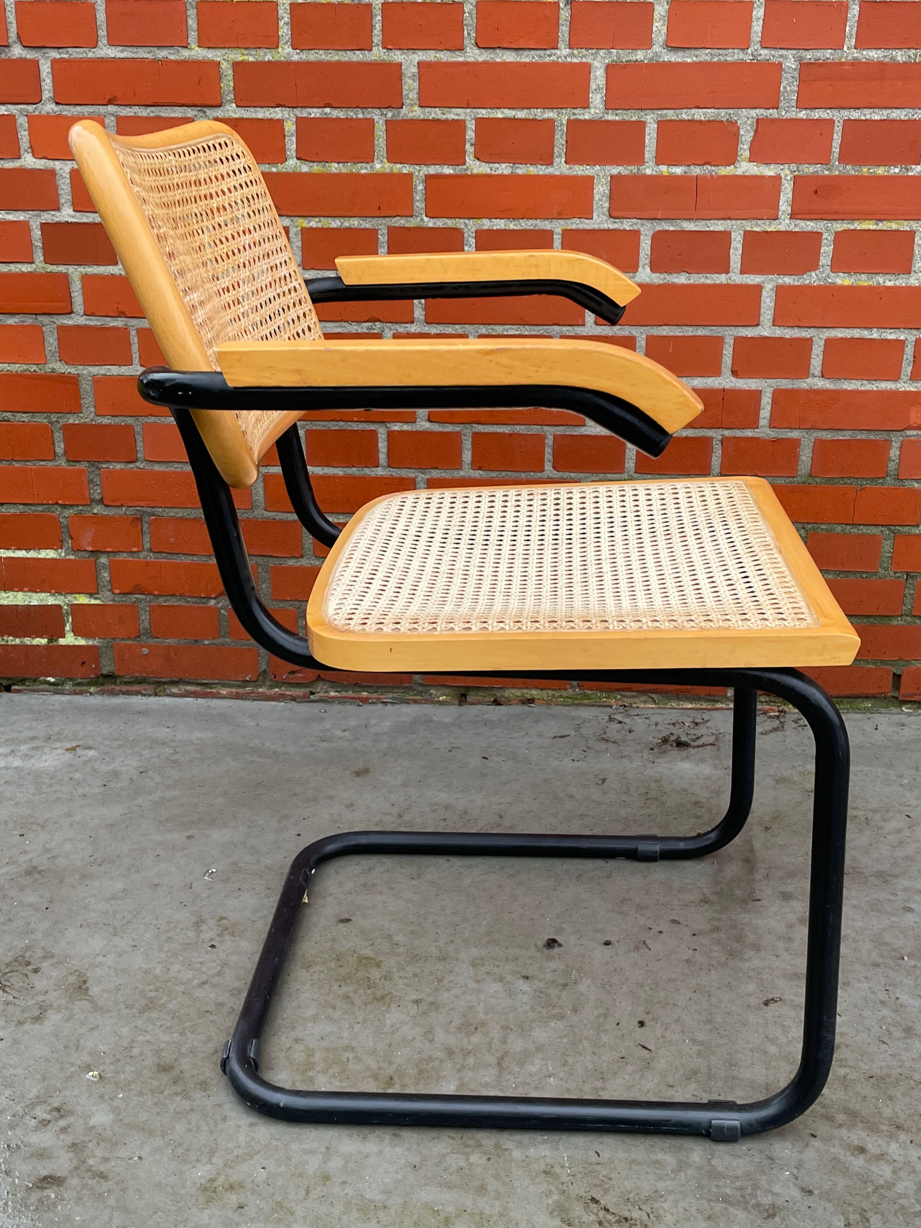 Chaise modèle Cesca conçue par Marcel Breuer avec accoudoirs à structure noire
