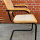 Chaise modèle Cesca conçue par Marcel Breuer avec accoudoirs à structure noire